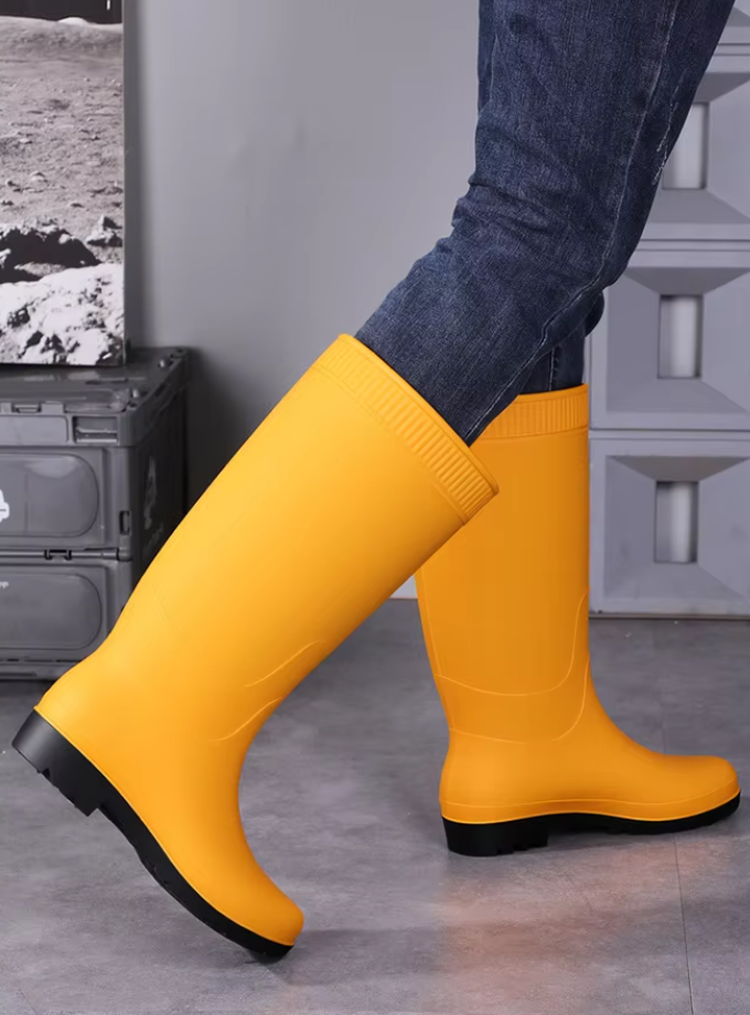 man-wearing-yellow-tall-pvc-mens-work-rain-boots (2)